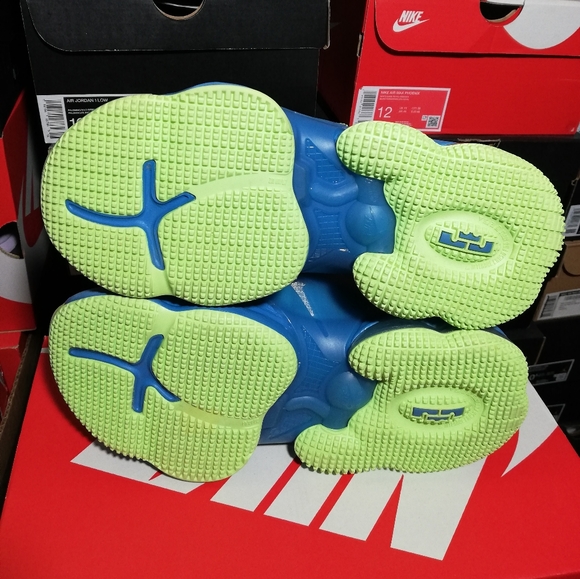 NIKE AIR LEBRON 19 WOMEN US SIZE 7.5 WORE 3 TIMES ONLY NO BOX DUE ITS DAMAGED - Picture 3 of 13